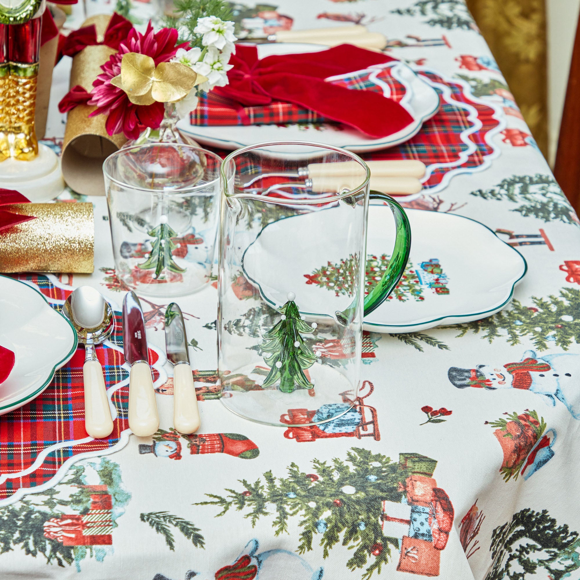 Complete your holiday table setting with this charming Christmas Tree Jug and Glasses collection.
