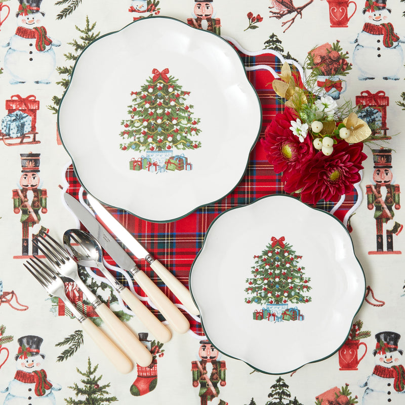 Make your holiday feasts truly special with the Mrs. Alice Christmas Tree Dinner & Starter Plates (Set of 8).