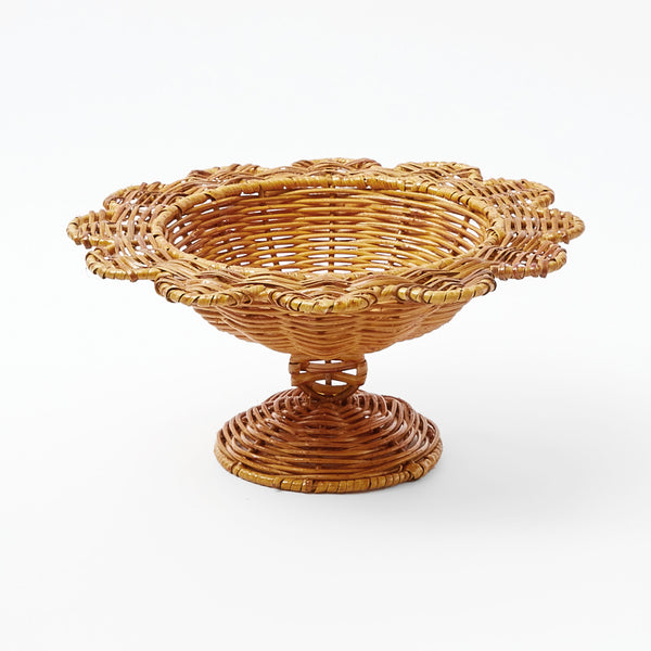 Small rattan bowl with a scalloped edge in the Luciana style.