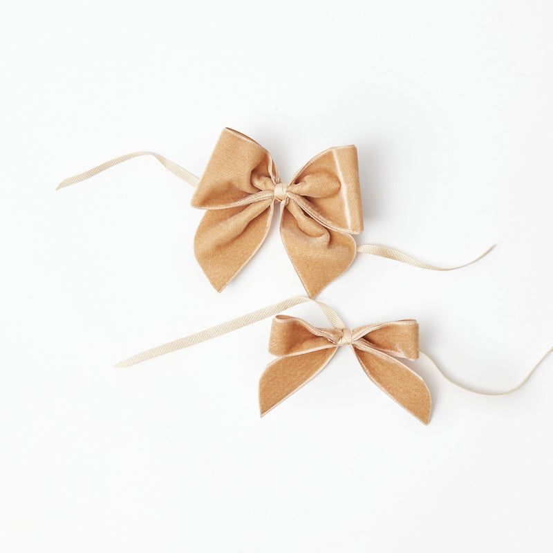 Crafted for elegance: Set of 4 Oat Velvet Napkin Bows.