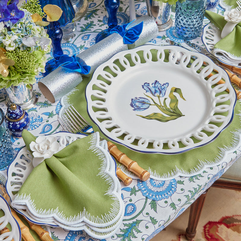 Create a captivating table setting with the White Lace Botanical Dinner & Starter Plates Set of 8, designed to infuse your meals with the elegance of intricate lace patterns and botanical motifs.