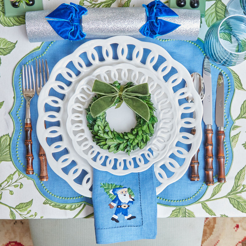 Make every meal special with these exquisite Father Christmas napkins.