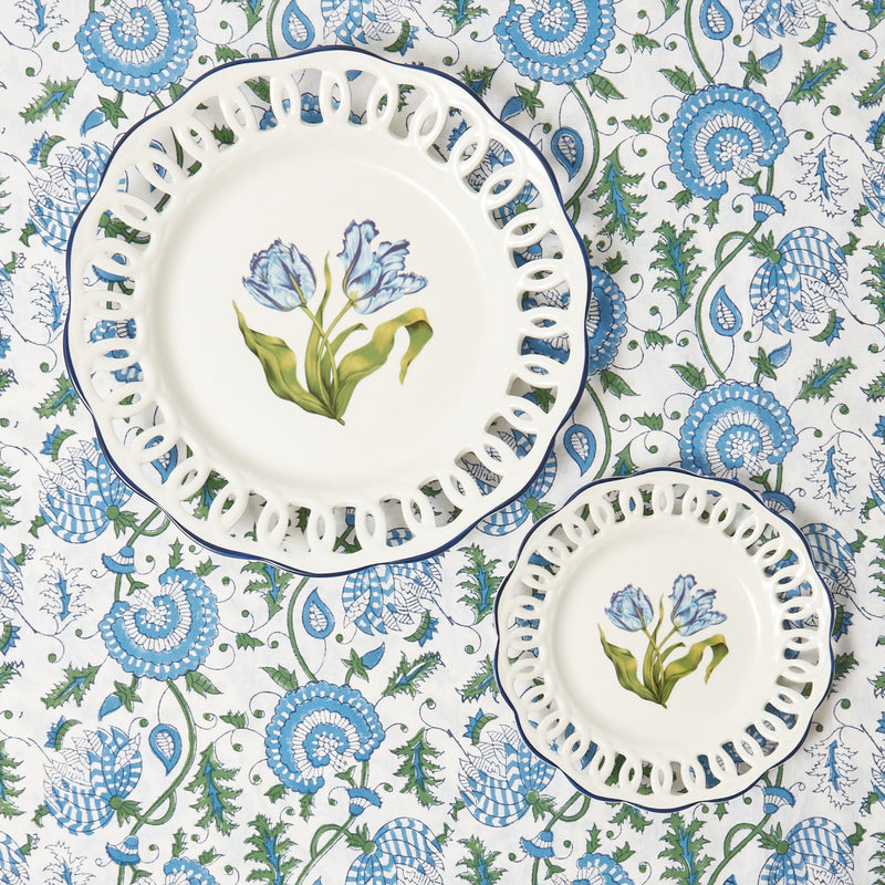 Make your meals more inviting with the White Lace Botanical Starter Plates Set of 4, an exquisite collection that captures the essence of elegant dining with a botanical twist.