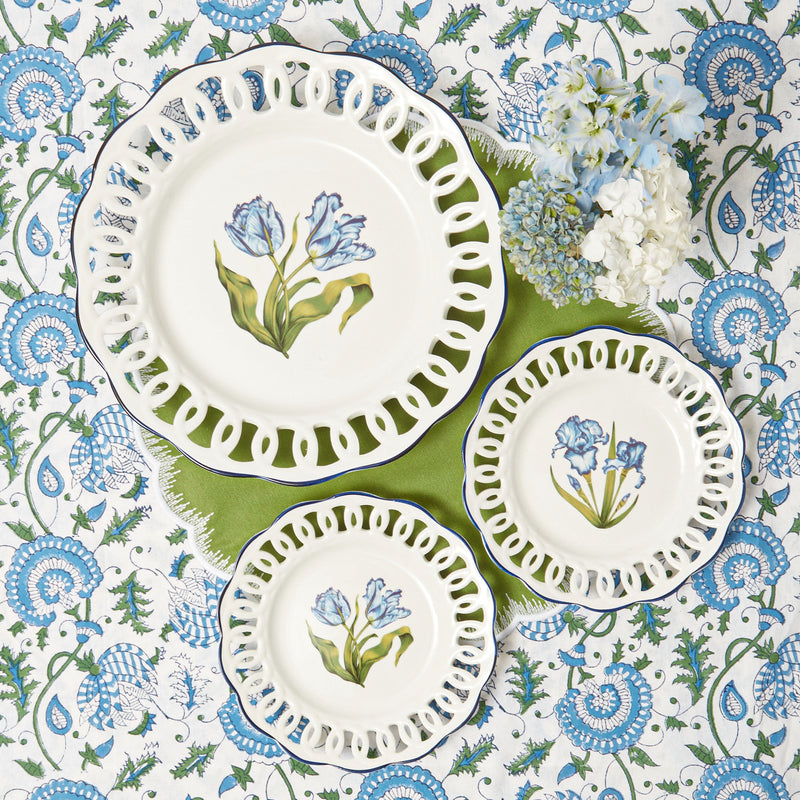 Create a memorable dining experience with the White Lace Botanical Dinner & Starter Plates Set of 8, designed to bring sophistication, charm, and nature-inspired ambiance to your table.