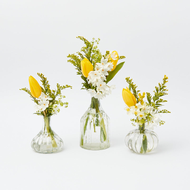 Say "I love you" in style with our set of 3 bud vases, the perfect vessels for your affectionate gestures.