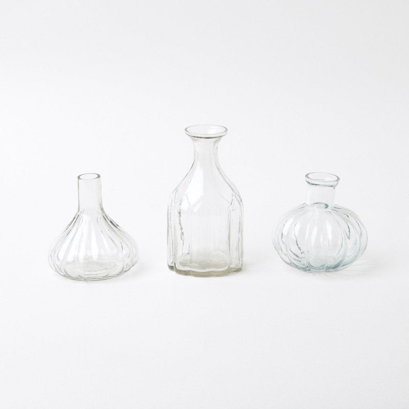 Elevate your romantic gestures with our set of 3 bud vases, adding a touch of elegance to your messages of love.