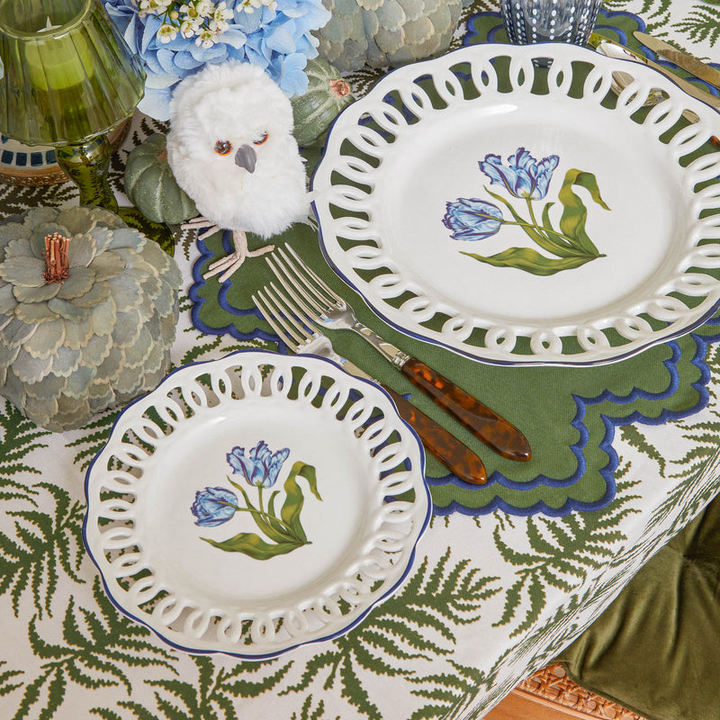 Create a captivating dining ambiance with the White Lace Botanical Starter Plates Set of 4, designed to bring charm, sophistication, and the beauty of nature to your table.
