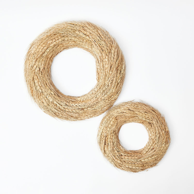 Wheat wreath of medium size, ideal for rustic home adornment.