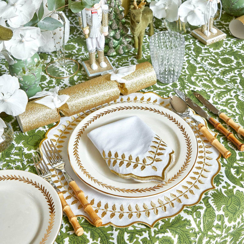 Add a touch of classic style to your dining gatherings with the White & Gold Laurel Napkins, perfect for creating a coordinated and inviting table decor.