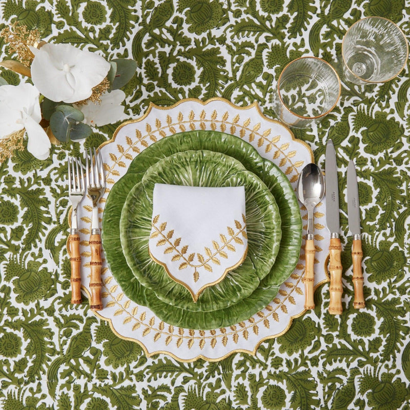 Illuminate your dining setting with the refined and elegant White & Gold Laurel Placemats, designed to bring a touch of luxury and timeless charm to your dining table.